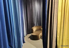 Warme kleuren op de stand van Koninklijke Nederlandse Textielfabrieken J.A. Raymakers & Co B.V.